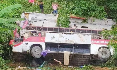 Xe khách giường nằm lao xuống vực, 15 người thương vong